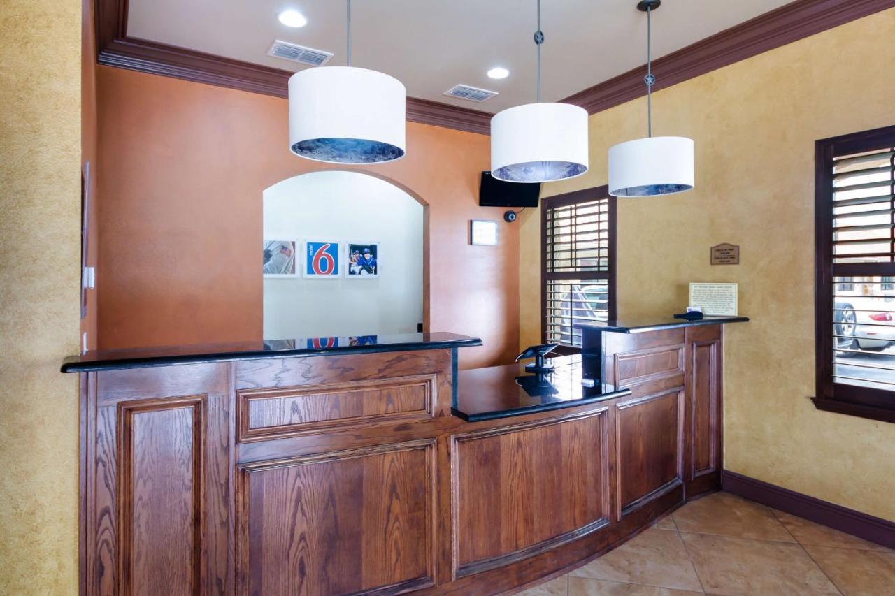 Motel 6 Floresville Luaran gambar