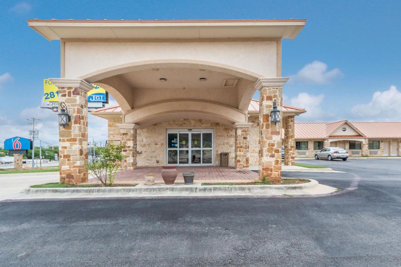Motel 6 Floresville Luaran gambar